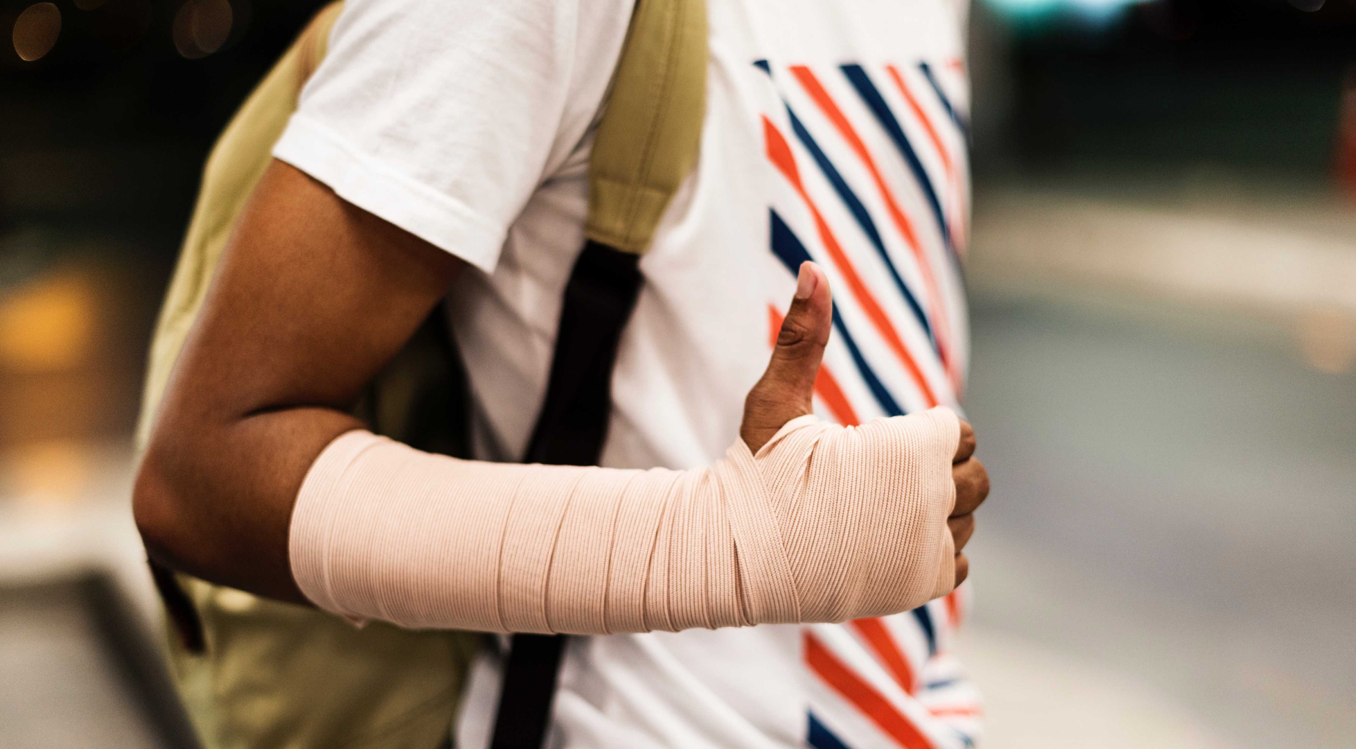 Nærbilde av en brukket arm hos en bruker av hendelsesrapporteringsappen.