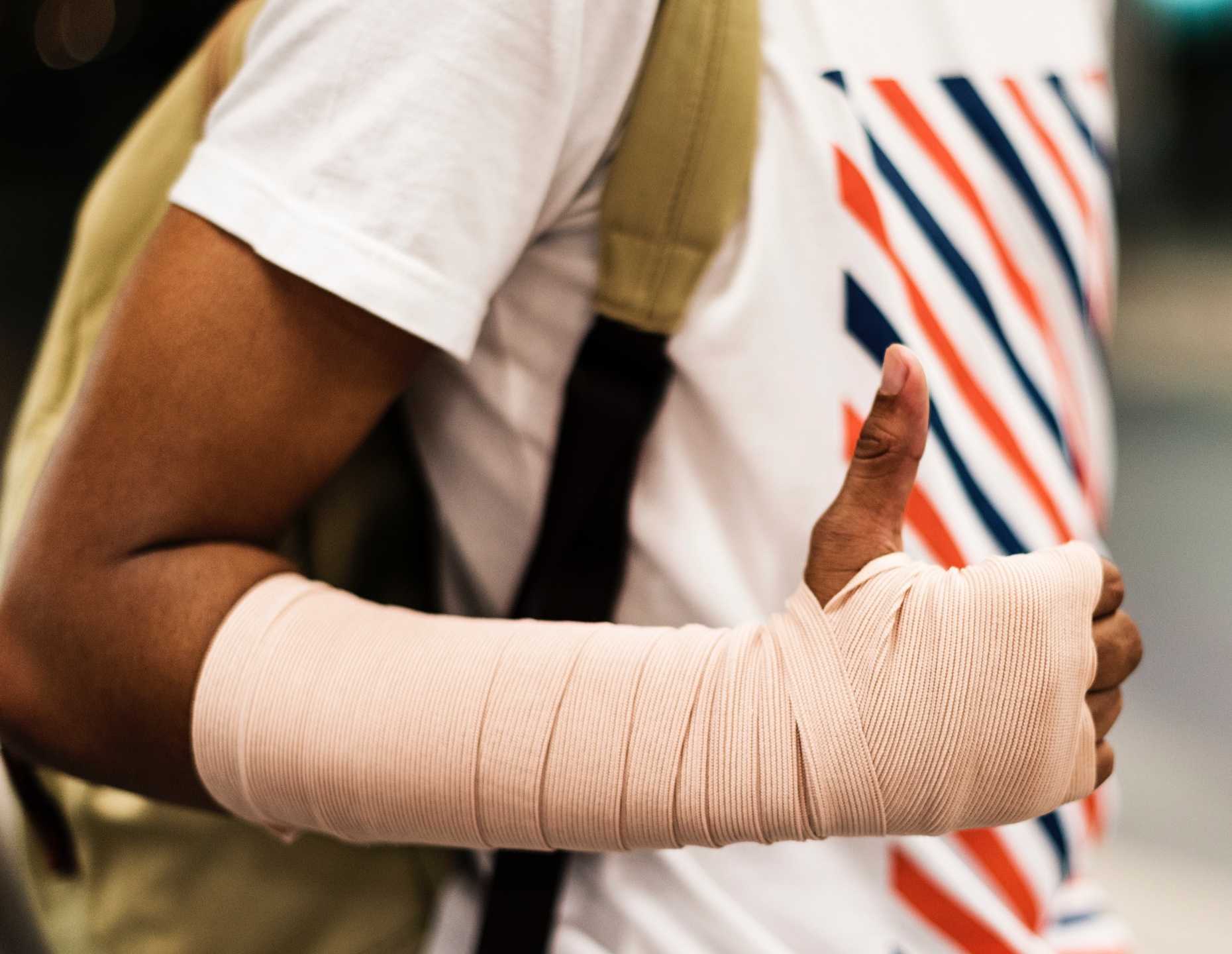 Nærbilde av skadet arm til mobilapp for hendelsesrapportering