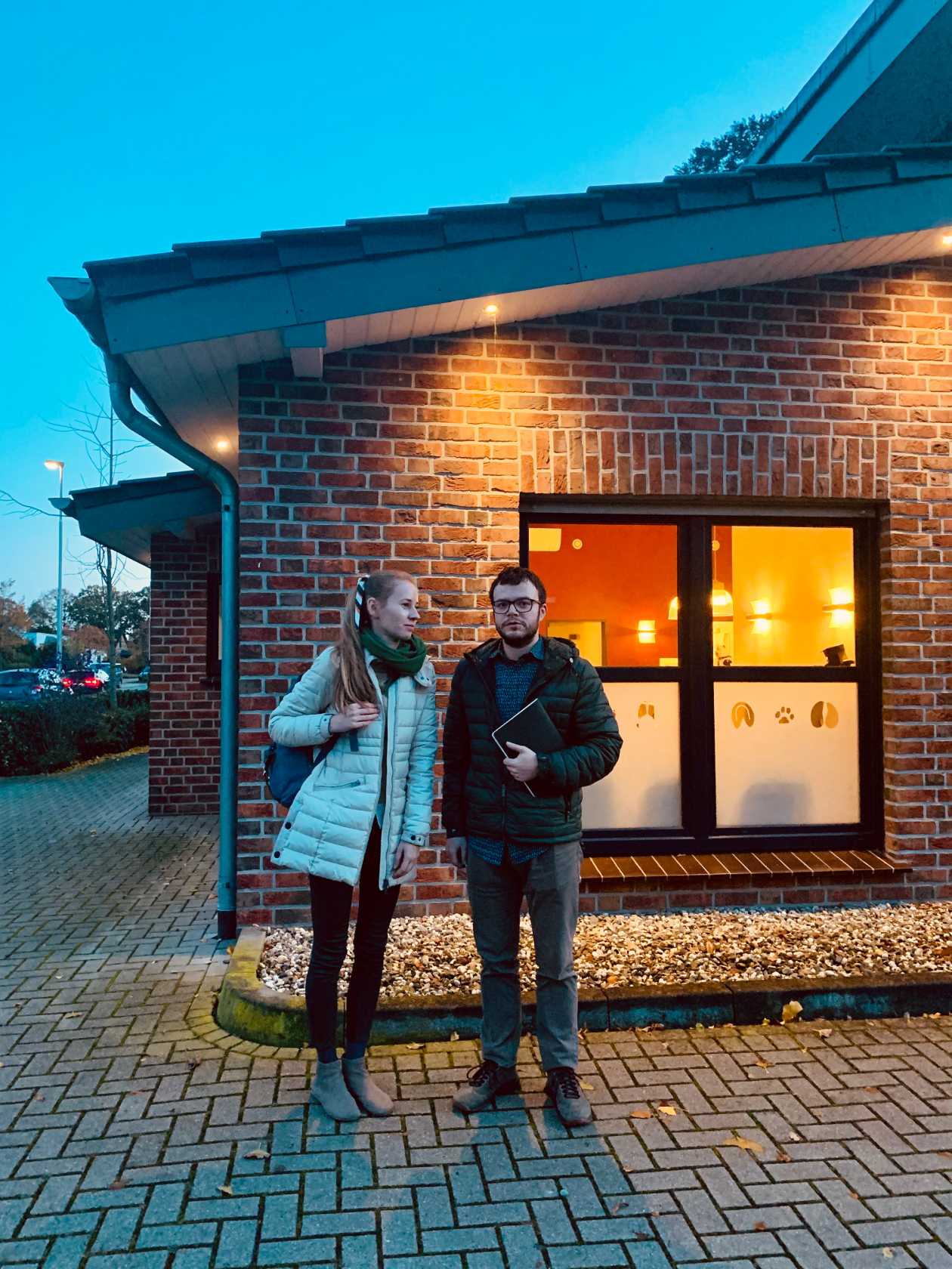 Mann og kvinne utenfor en klinikk i Norge i forbindelse med en brukerundersøkelse