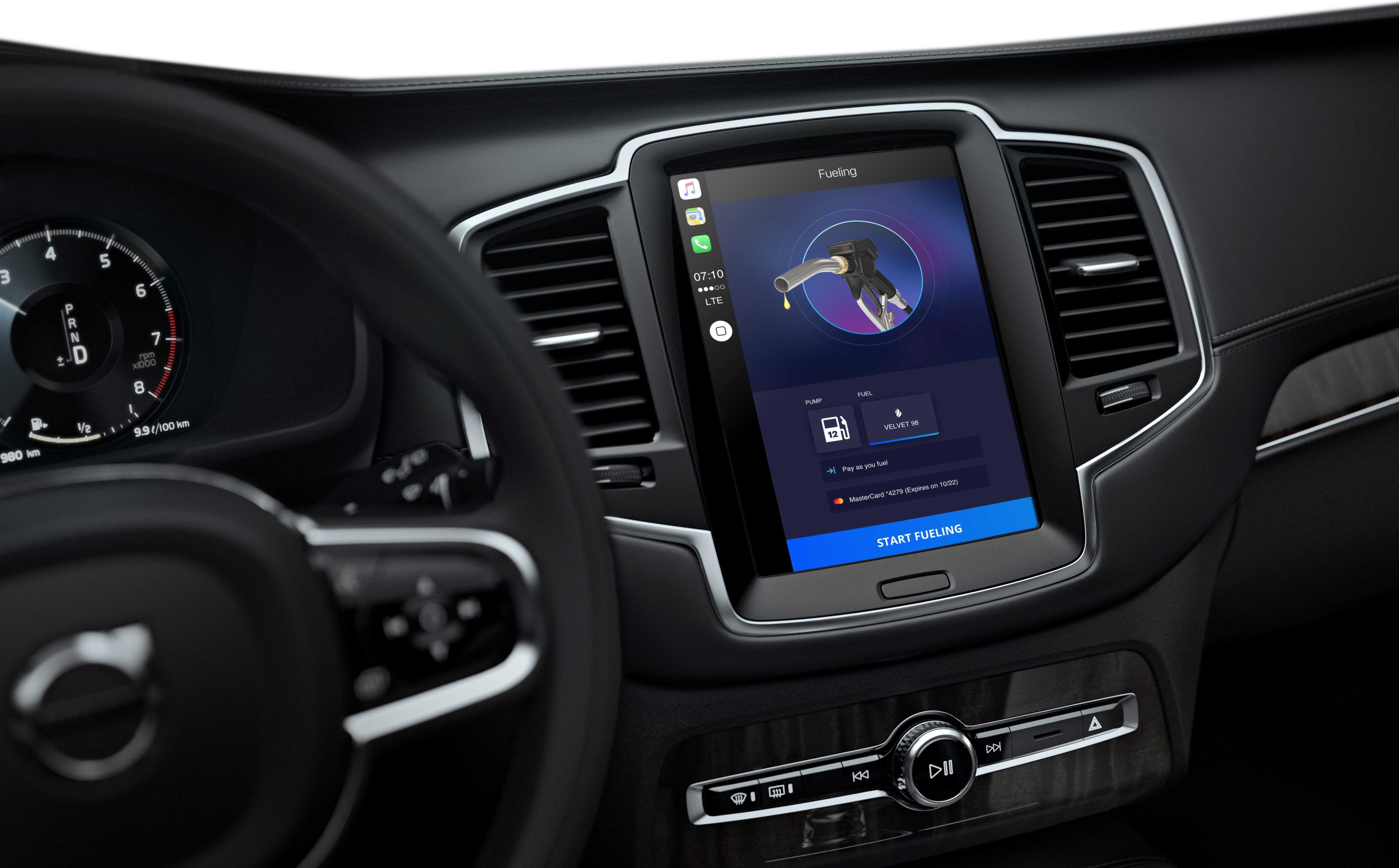 Bilens instrumentpanel med car play-app-grensesnitt for bensinstasjonskjede