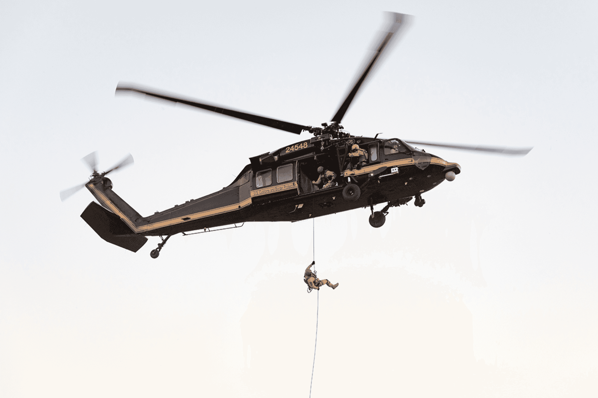 Polititjenestemann i tau ut av helikopter under operasjon med etterretningsprogramvare