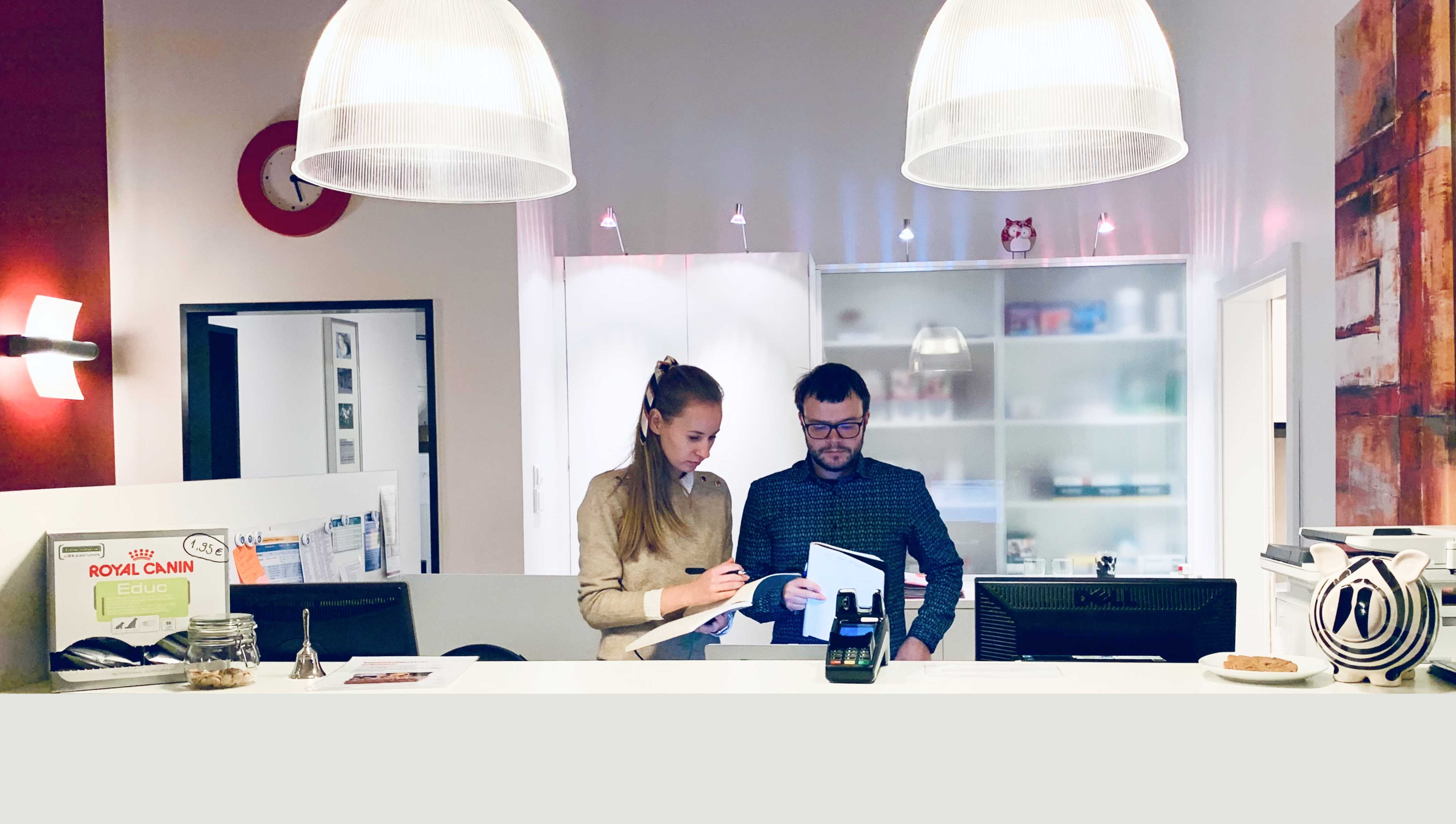 Mann og kvinne i resepsjonen på en norsk klinikk under en brukerundersøkelse