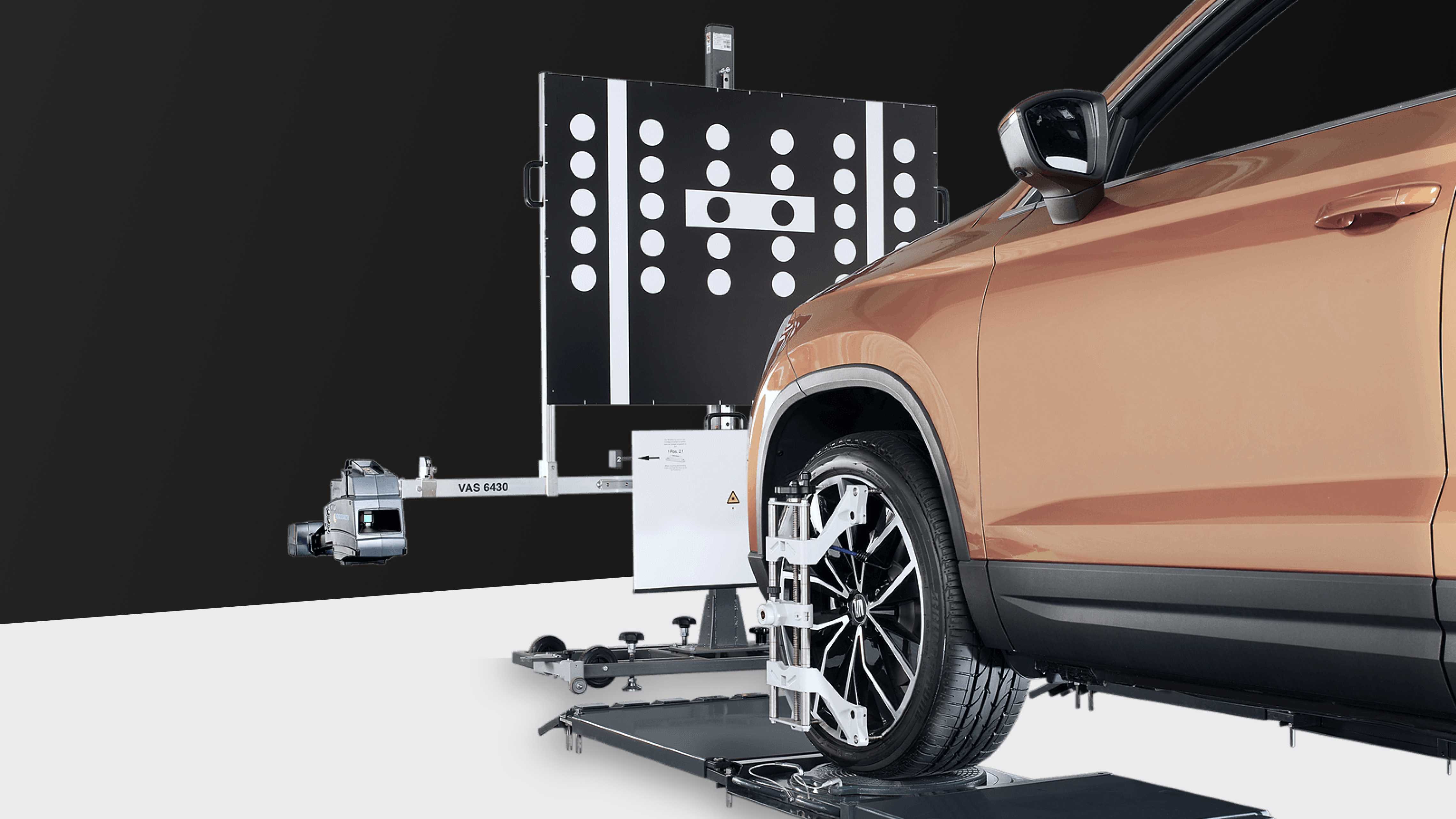 Casestudieomslag med bil montert på hjulkalibreringsutstyr med brukergrensesnitt som viser måleresultatet.